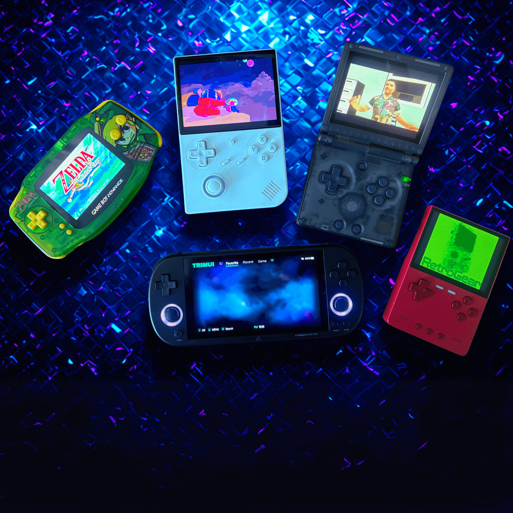 Vijf verschillende draagbare gameconsoles op een blauwe achtergrond, waaronder een Game Boy Advance, moderne handhelds en een TrimUI Brick.
