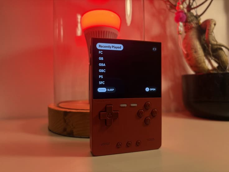 Rode TrimUI Brick beschikbaar bij RetroGear.